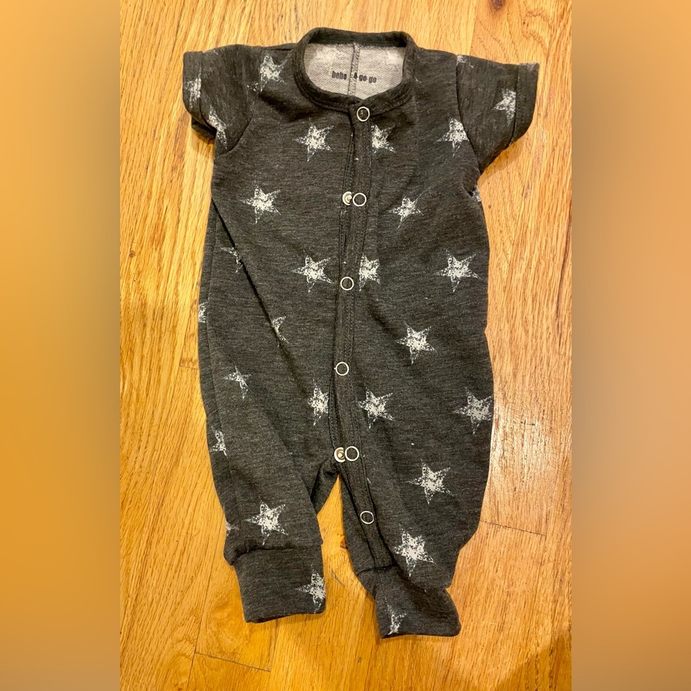 Bebe A-Go-Go dark grey and white stars footie 0-3m